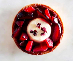 Tarta de merengue con cerezas